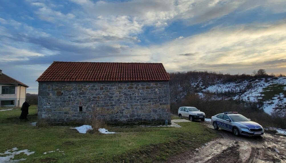 A priest of the SOC Diocese of Raška-Prizren visited the desecrated ...